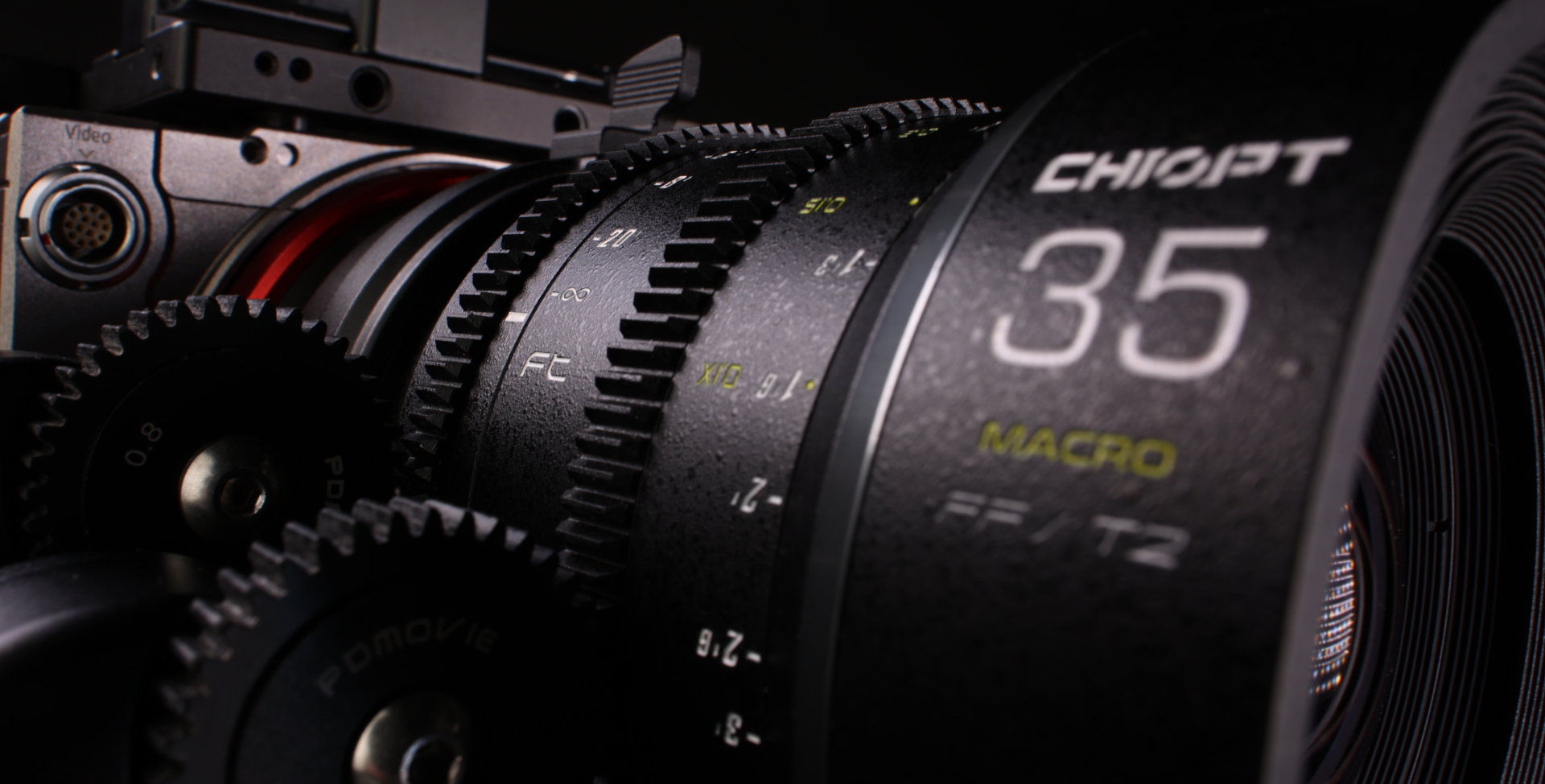 Chiopt Slasher Macro Prime 35mm T2.0 cine lens built with high-quality metal materials and precision engineering, featuring excellent durability, smooth and responsive aperture control, and a dustproof, water-resistant design for reliable performance in challenging shooting environments.