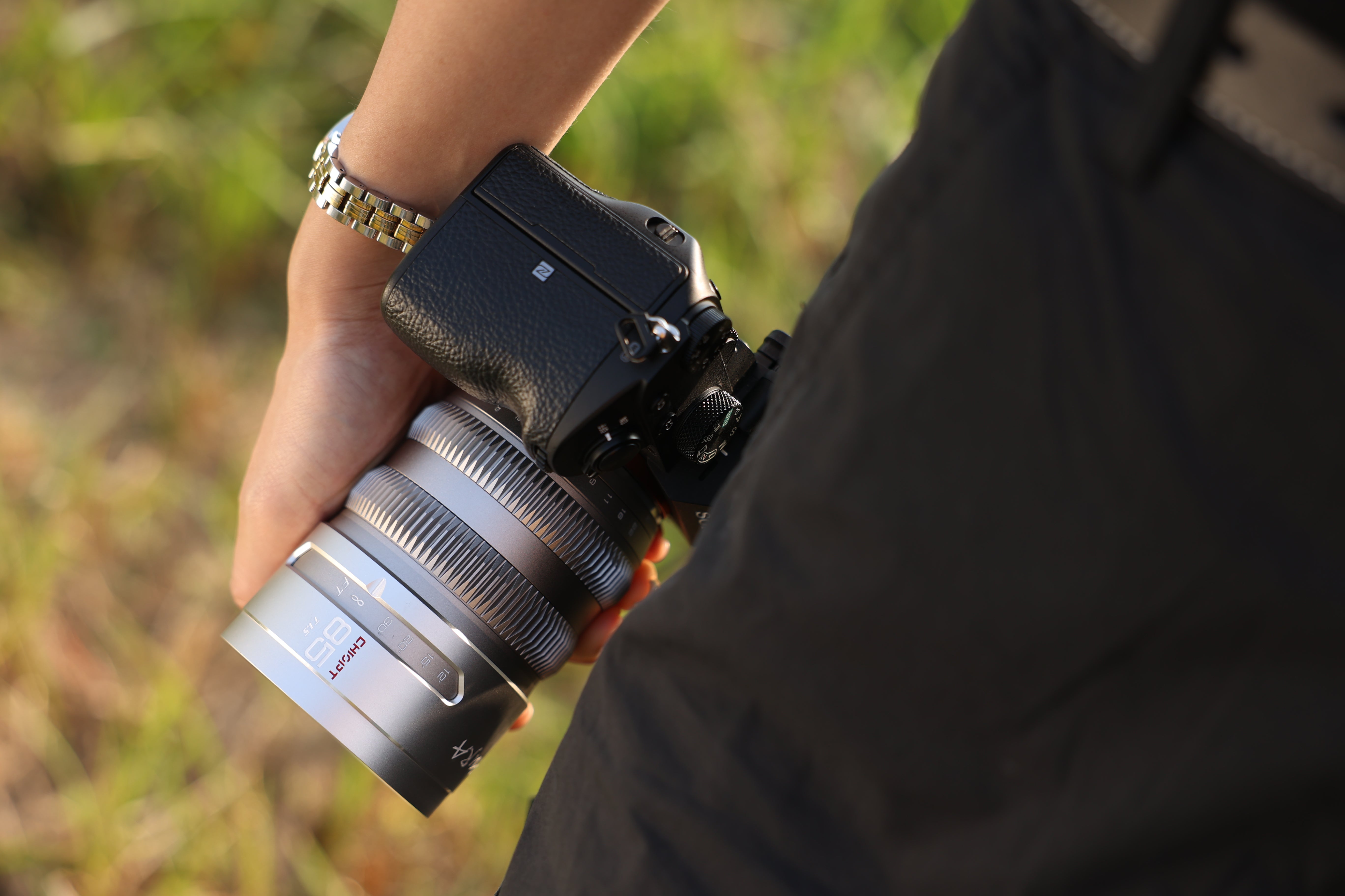 Chiopt Aura silver prime lens compact and lightweight, all-metal design that’s lightweight enough for handheld, gimbal, drone, or rig work, yet rugged enough for demanding production environments.