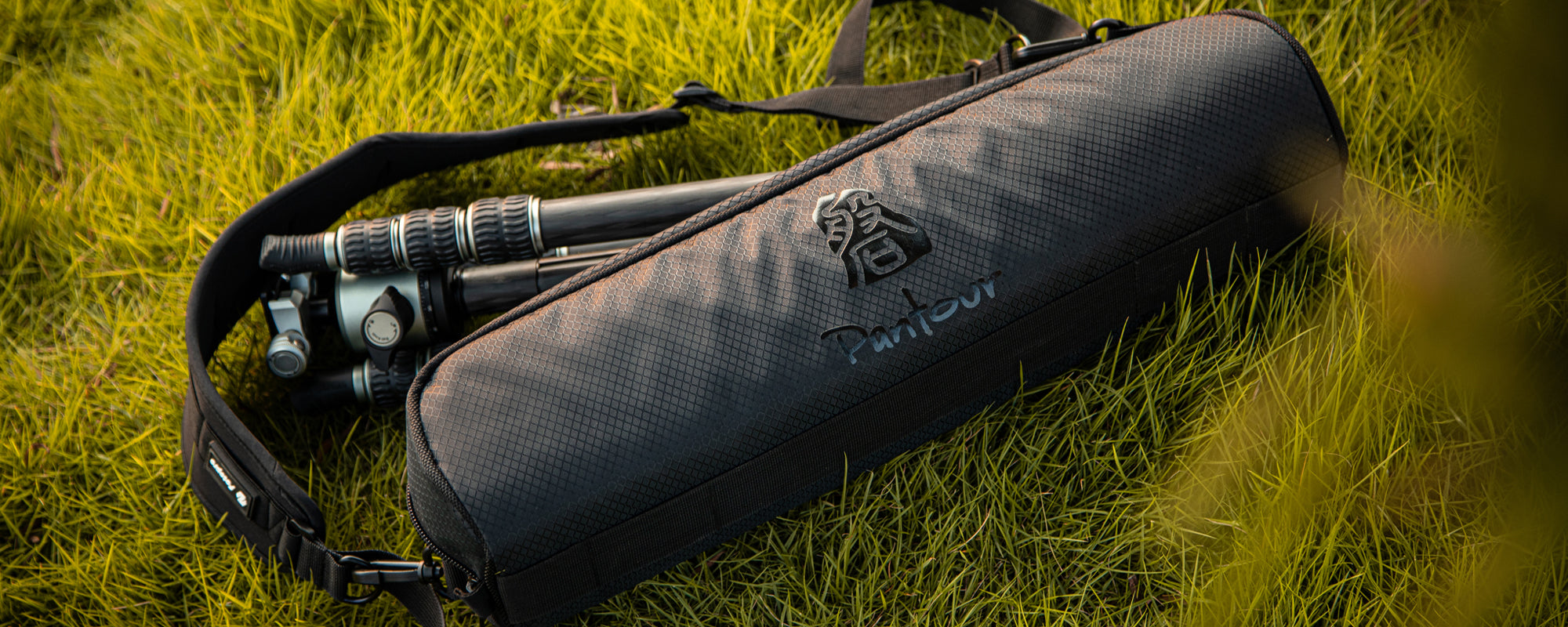 Fotopro Pantour T-Roc Plus camera tripod with waterproof carrying bag, ideal for outdoor photography, travel, wildlife shooting, and extreme weather conditions. Durable, portable, and easy to carry, perfect for professional photographers on the move.