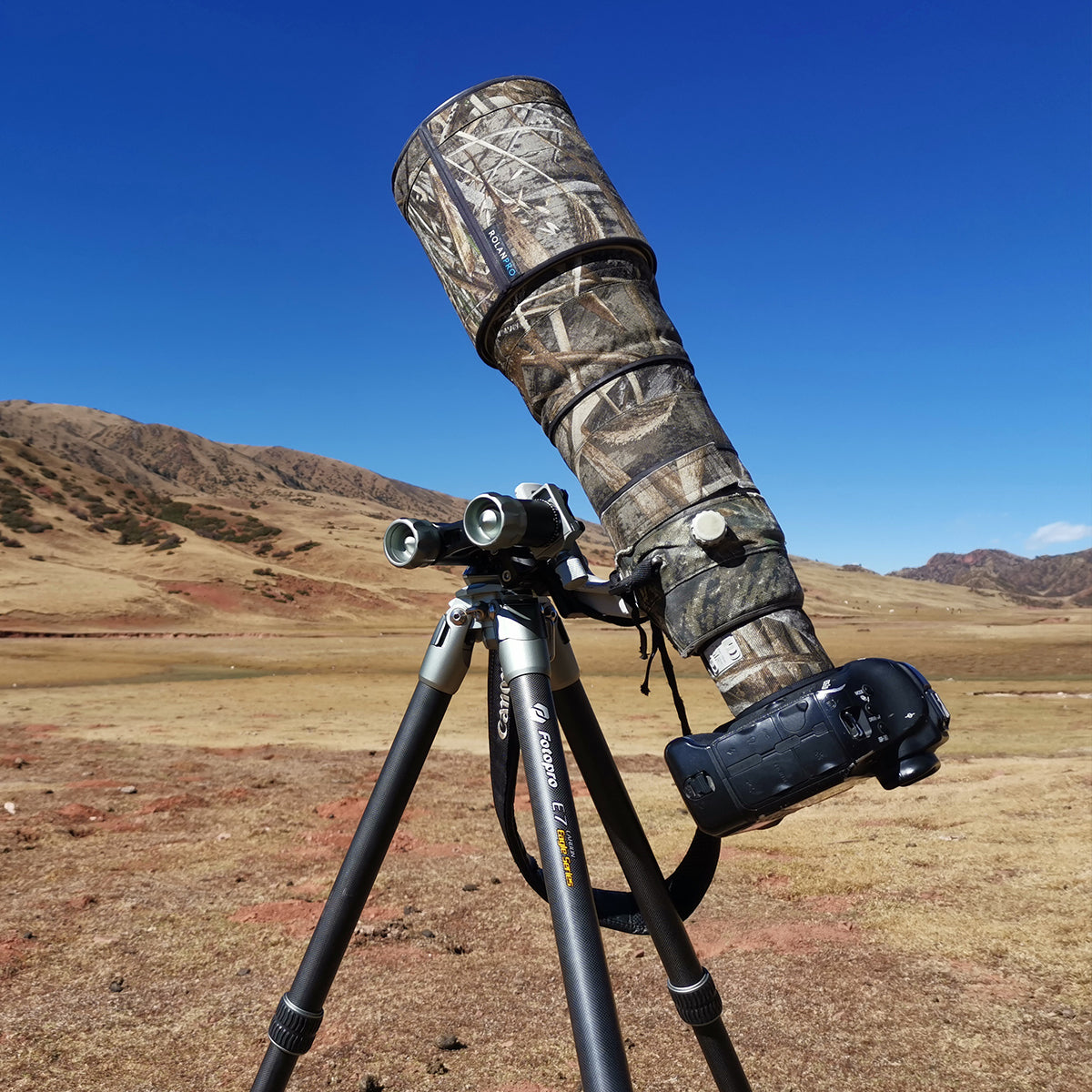 Fotopro Eagle Series gimbal head birding tripod E7 with heavy camera equipment, carbon fiber camera tripod with large load capacity, lens turned up toward the sky, ideal for birdwatching and wildlife photography.