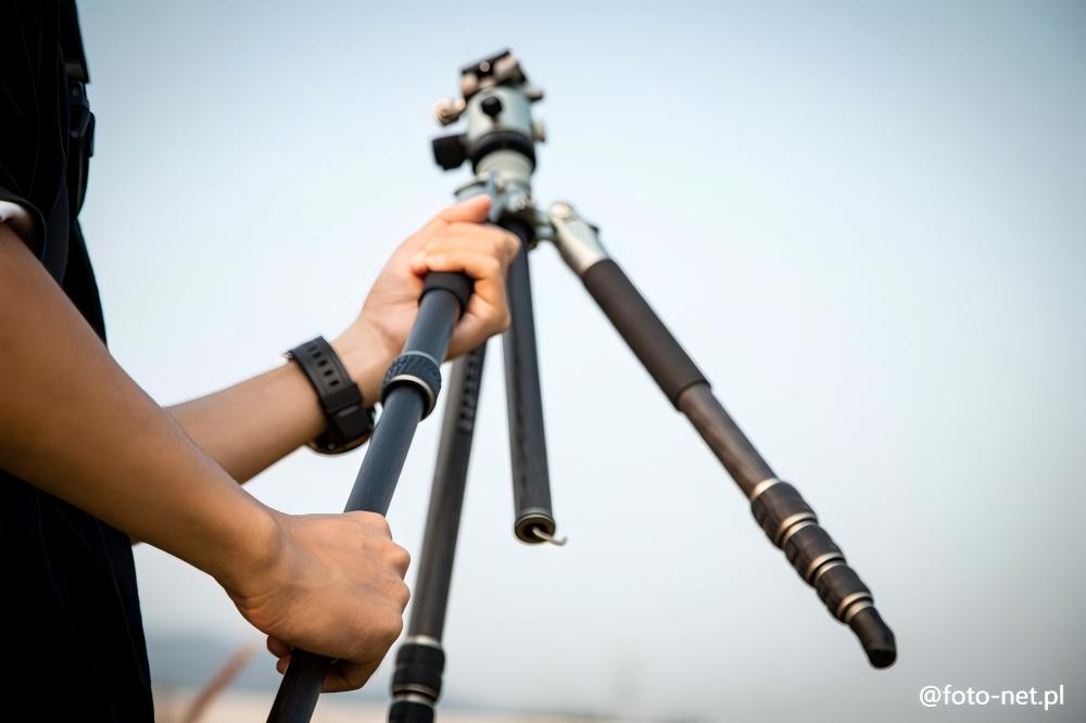 Detailed image of twist lock mechanism on the Fotopro T-ROC tripod, allowing quick one-handed adjustment and strong locking in outdoor photography settings. Photographer operating the T-ROC tripod’s twist lock with ease, highlighting smooth rotation and firm grip for fast deployment in field conditions.