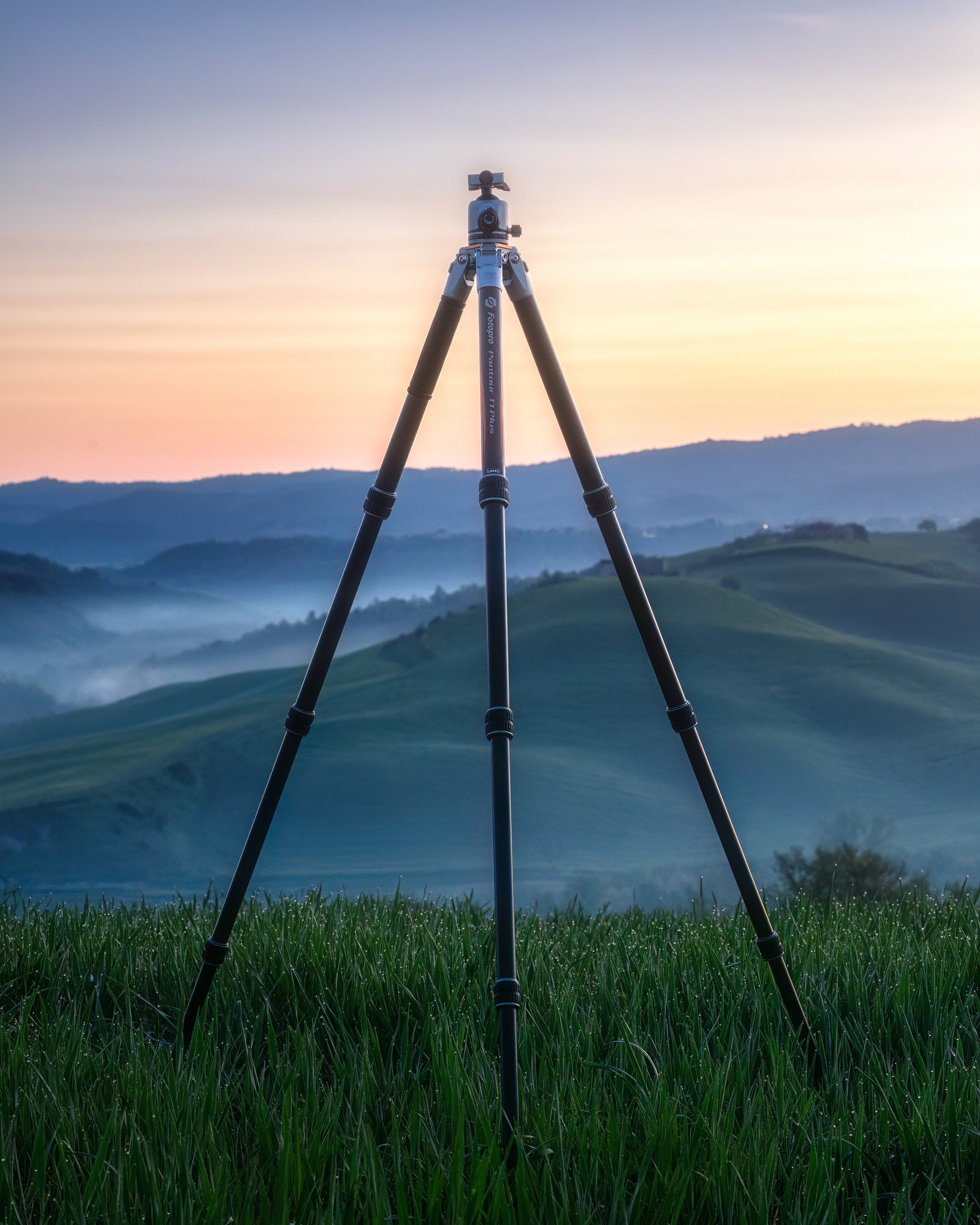 Fotopro T1 Plus carbon fiber camera tripod with 20kg (44.09lbs) load capacity and maximum height of 1491mm (58.70in), providing strong support for heavy camera equipment in professional photography and video shooting.