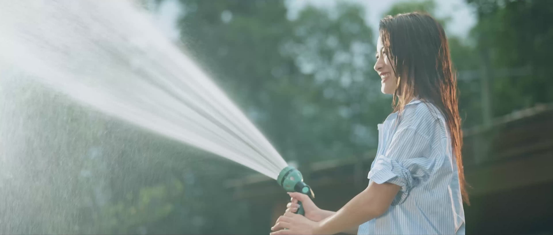 Load video: Creamy Bokeh with Natural Highlights. Experience cinematic bokeh in real-world conditions. Shot under sunlight with a playful water scene, Chiopt Aura’s Super Speed Primes render background highlights into soft, creamy orbs, capturing both emotion and atmosphere. Whether you're shooting wide open at T1.5 or in controlled light, the bokeh remains smooth, organic, and free from harsh edges.