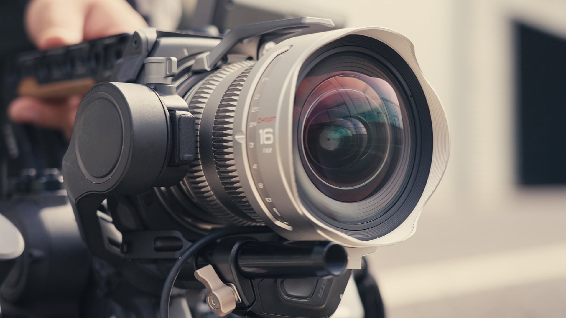 Tracking shot scene with Chiopt AURA Lens and DJI Ronin 4D – smooth and stabilized motion capture