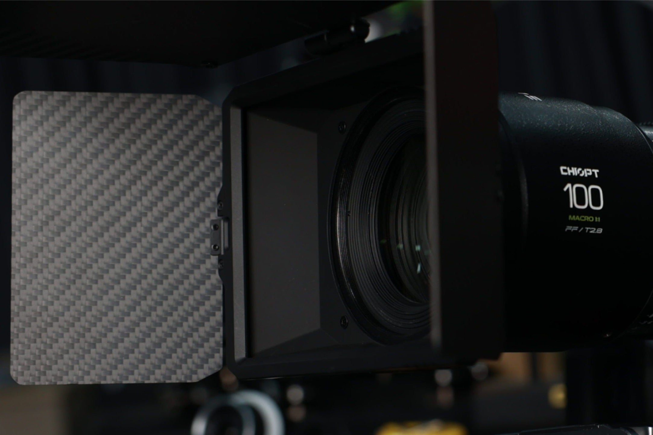 Chiopt Slasher Macro Prime 100mm T2.8 cine lens with 95mm front diameter, professional sunshade, and standard 86mm filter thread compatible with major filter brands. Quick-change design for fast, effortless filter replacement to support uninterrupted creative shooting.