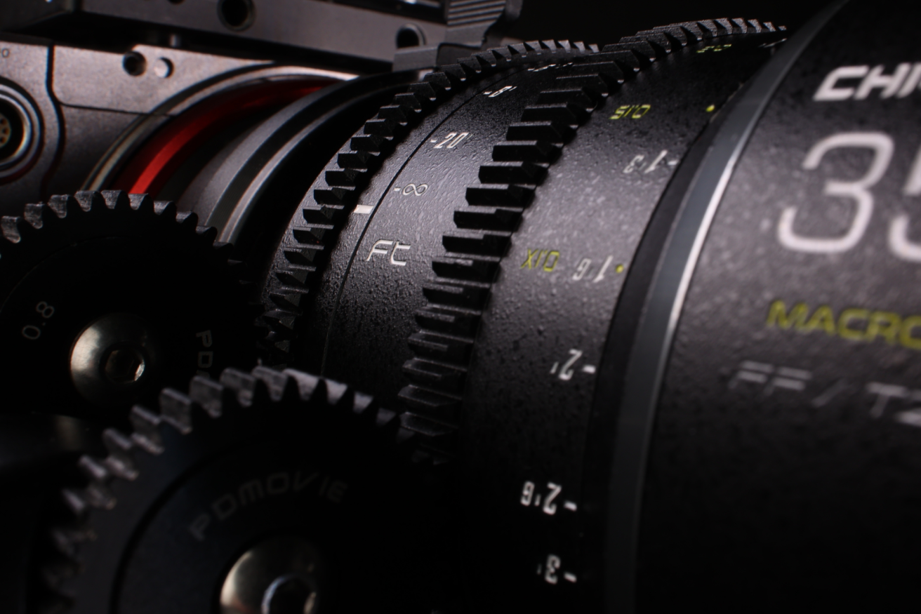 Chiopt Slasher Macro Prime 35mm T2.0 cine lens built with high-quality metal materials and precision engineering, featuring excellent durability, smooth and responsive aperture control, and a dustproof, water-resistant design for reliable performance in challenging shooting environments.