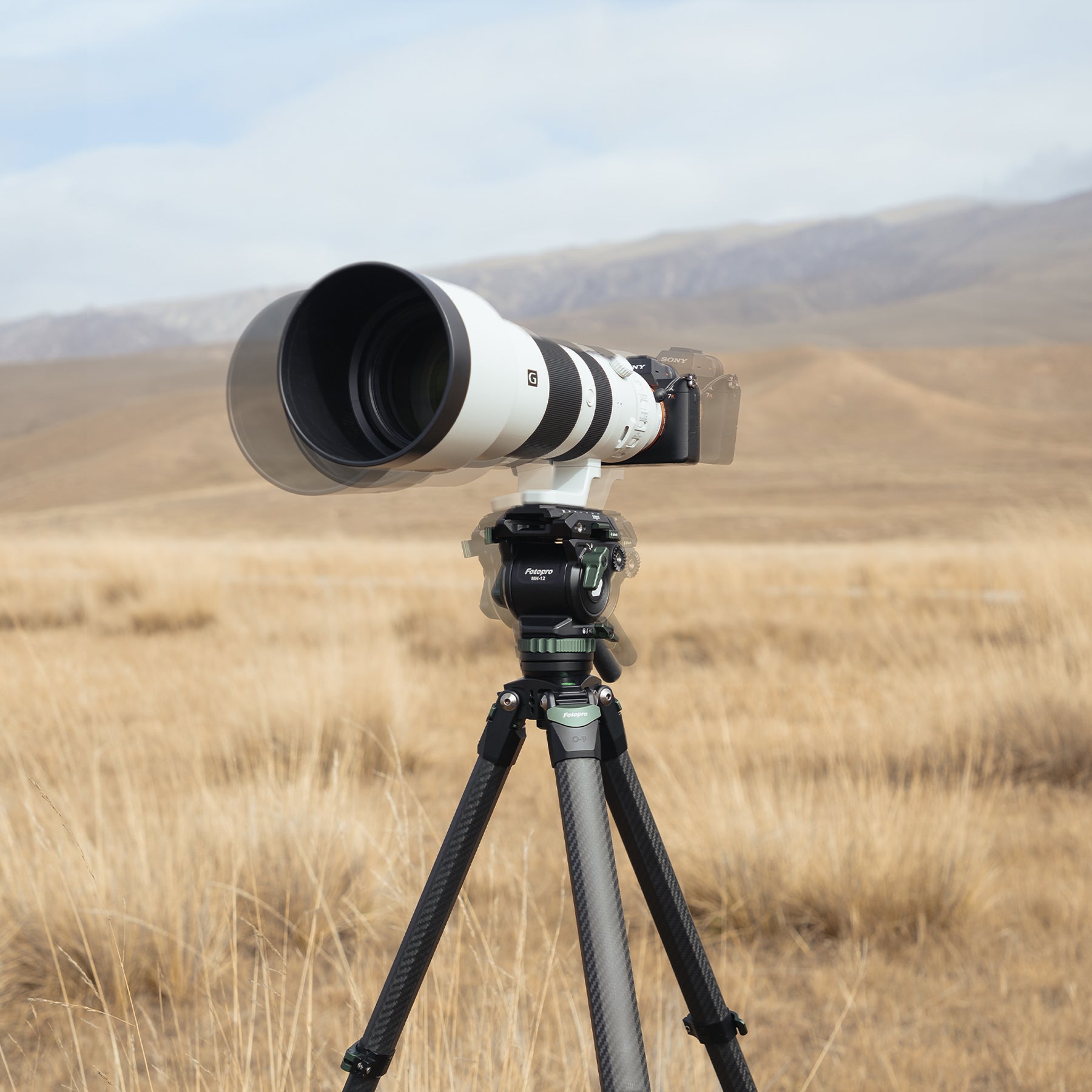 The bowl base leveling system allows fast and precise horizontal adjustment with a single twist, keeping your shots level even on uneven ground, no need to readjust the tripod legs.