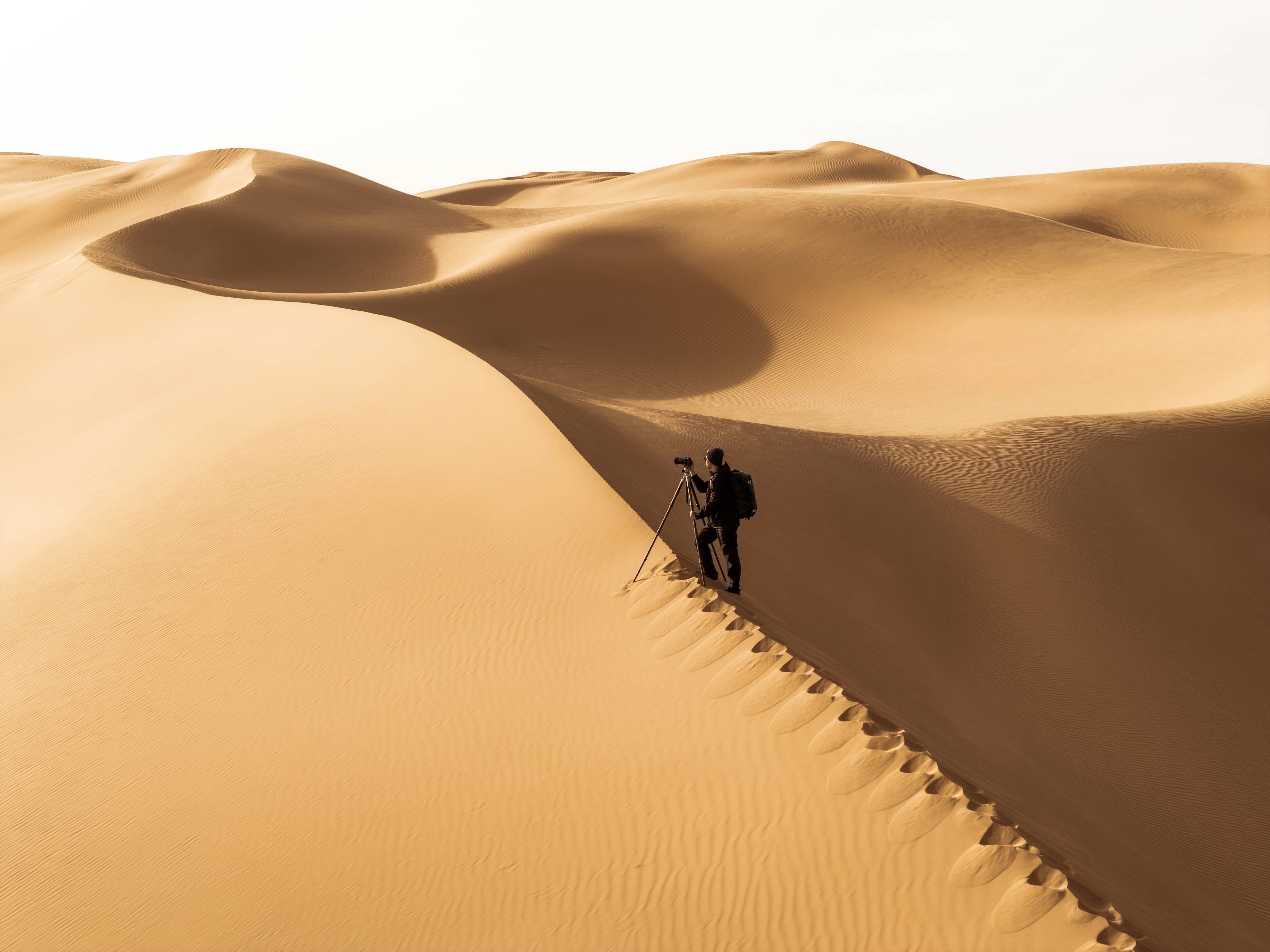 Load video: Fotopro T1 Plus camera tripod used in desert and arid environments. Heat-resistant, dustproof, and lightweight design provides stable support for outdoor photography in high-temperature, sandy conditions.