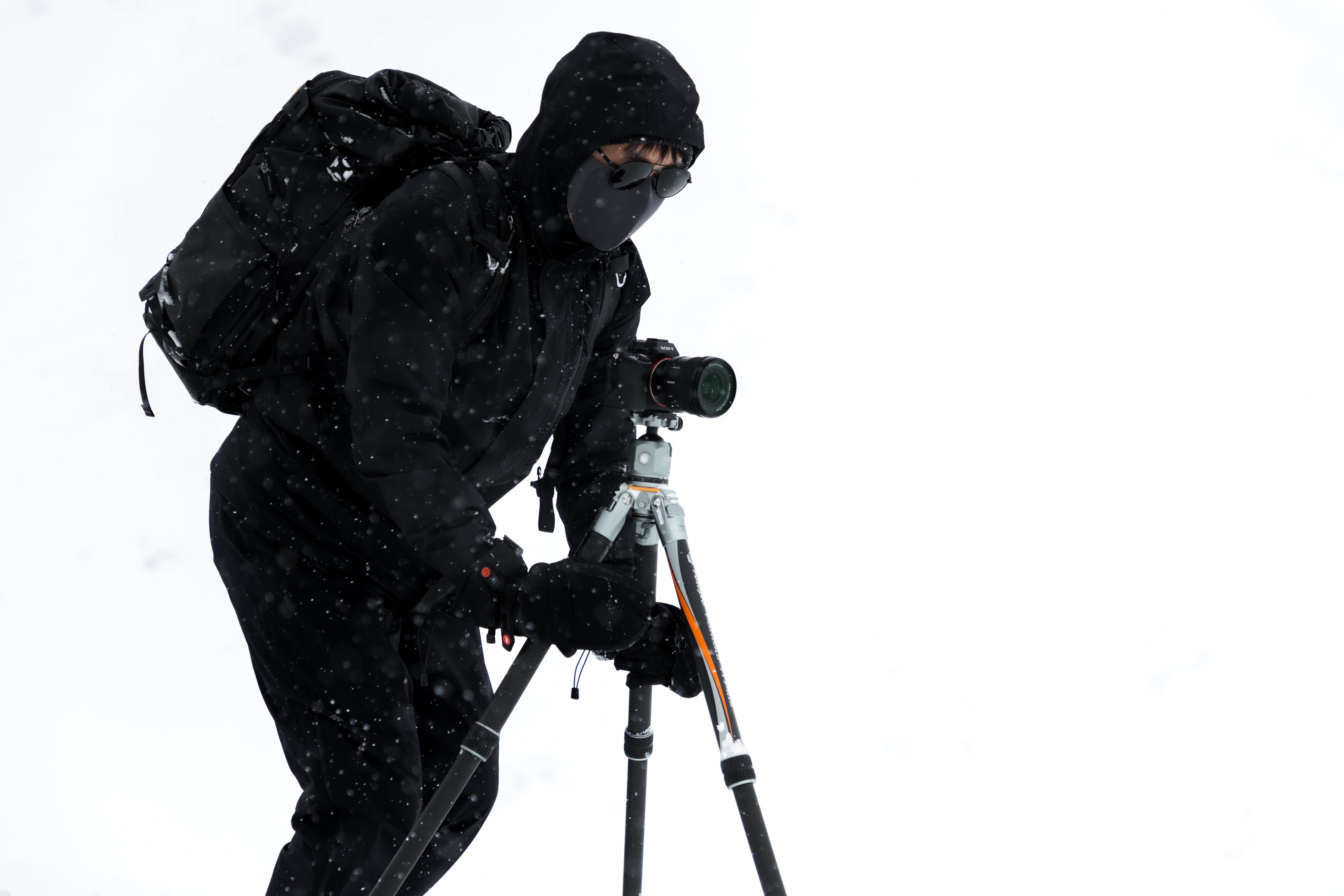 Load video: Fotopro T1 Plus camera tripod for travel in snow and ice environments, featuring anti-slip 6-claw spikes, anti-freeze materials, lightweight for carrying, and stable support for outdoor winter photography, wildlife, and sports shooting in cold weather.